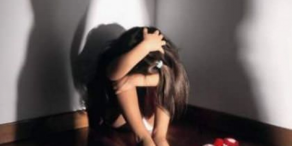 Pedofilia: uomo si filma mentre abusa della figlia